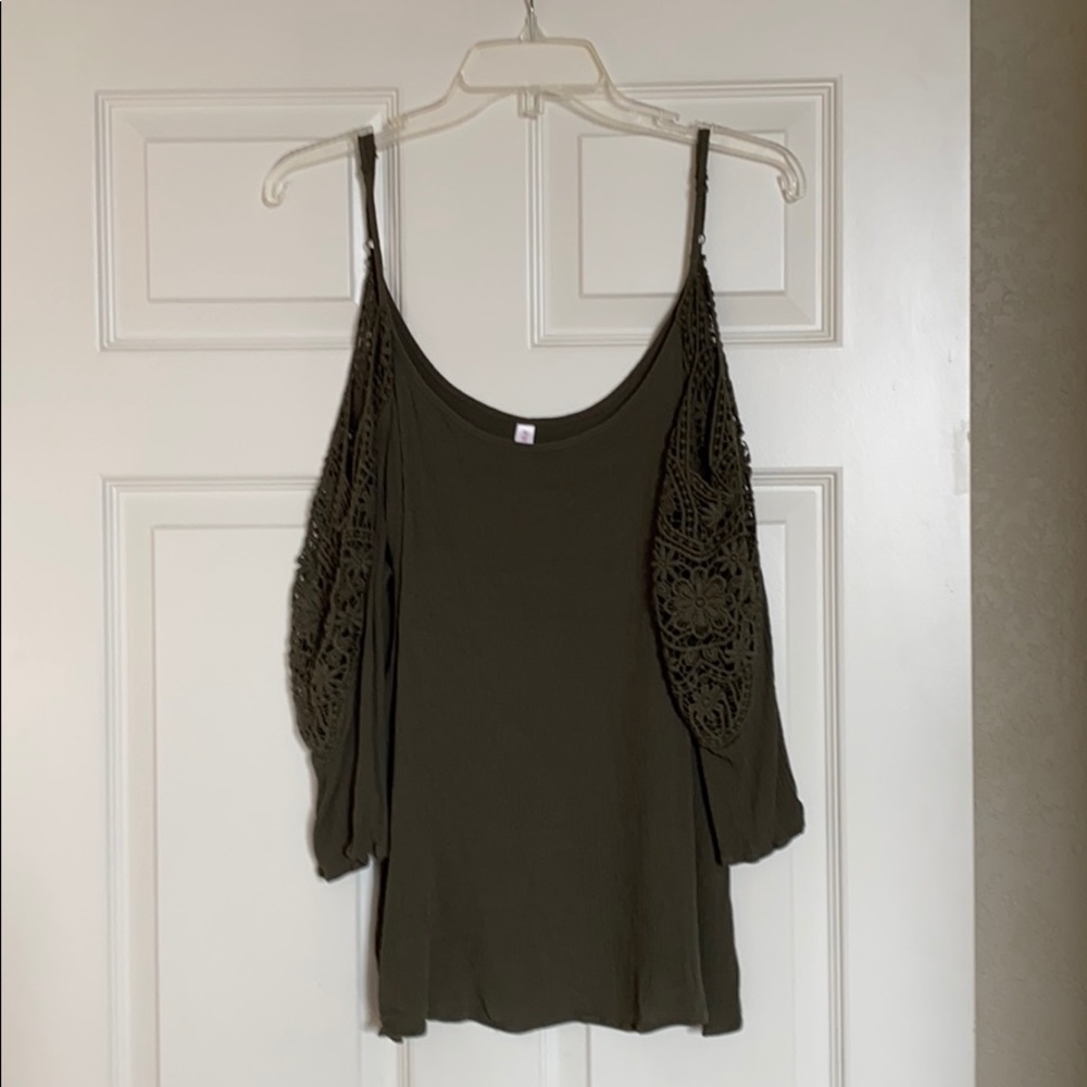 Cold shoulder with arm detail